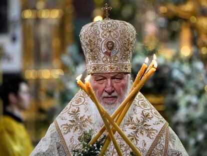 El patriarca ortodoxo ruso Kirill oficia un servicio de Navidad en la catedral de Cristo Salvador de Moscú, el viernes 6 de enero de 2023.
