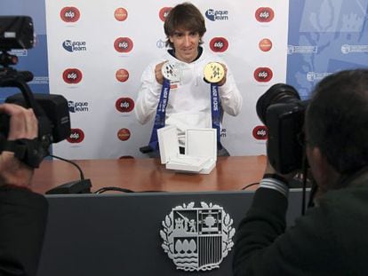 El esquiador donostiarra Jon Santacana muestra las medallas logradas en los Juegos de Sochi.