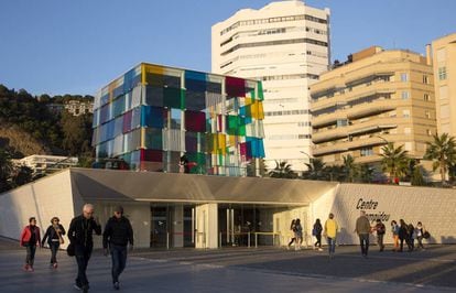Ambiente, este sábado, a la entrada del Centre Pompidou de Málaga. 