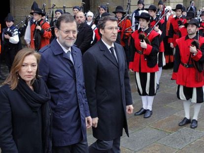 Mariano Rajoy,, Elvira Fernández y Alberto Núñez Feijóo, en la plaza del Obradoiro, al comienzo del funeral en memoria de Fraga.