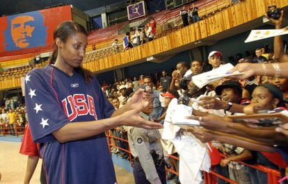 Una jugadora estadounidense, tras un amistoso en La Habana.