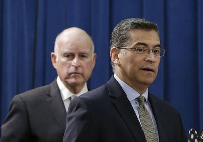 El fiscal general de California, Xavier Becerra (a la derecha) y el gobernador Jerry Brown.