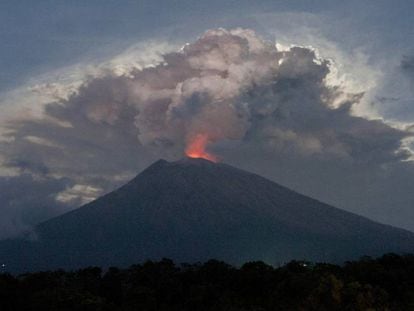 El volcán Agung, esta mañana.
