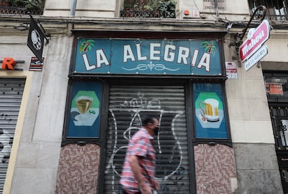 Carteleria de diseño gráfico antiguo en establecimientos históricos de Madrid. En la imagen, el Bar Alegría, en la calle Veneras.