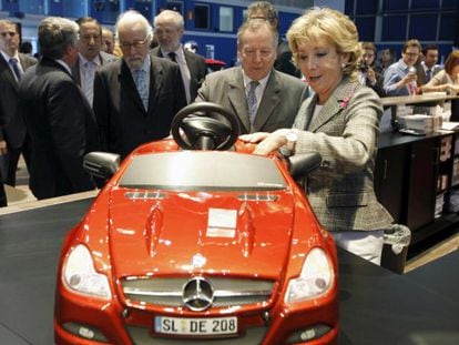 Jos&eacute; Mar&iacute;a &Aacute;lvarez del Manzano, en primer plano, junto a la presidenta del PP regional, Esperanza Aguirre, en una feria de Ifema en 2012.