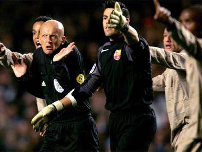 El árbitro, Collina, se inhibe ante las reclamaciones de los jugadores del Barça tras el cuarto gol.