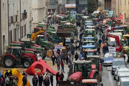 Decenas de tractores se concentran en la ciudad de Girona.