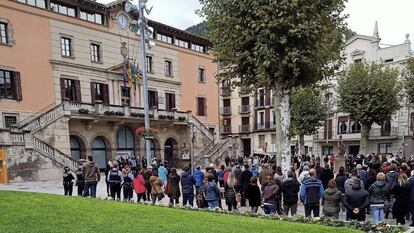 Concentración frente al Ayuntamiento de Ripoll (Girona).