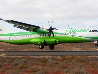 Un avión de Binter, hoy operado por Canarias Airlines, toma tierra en el aeropuerto de Lanzarote. 