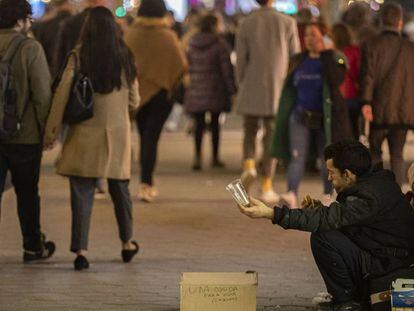 Dos personas pidiendo limosna en el paseo de Gràcia de Barcelona.