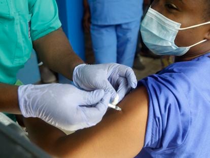 Una enfermera de un hospital de Yaba, en Nigeria, recibe la primera dosis de la vacuna contra la covid-19 el pasado mes de marzo.