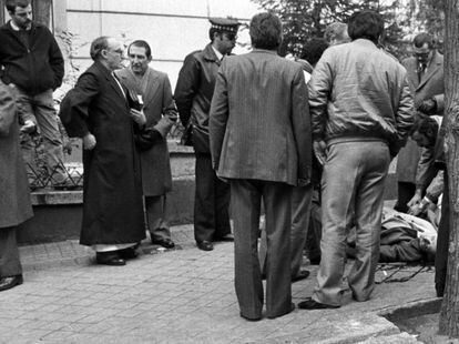El cuerpo del teniente general Guillermo Quintana Lacaci, ex capitán general de Madrid, yace en el suelo a la espera que el juez ordene el levantamiento del cadáver el 29 de enero de 1984, tras ser asesinado a tiros por ETA en la calle Romero Robledo de Madrid.