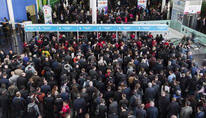 Decenas de personas hace cola para entrar en el Mobile World Congress.