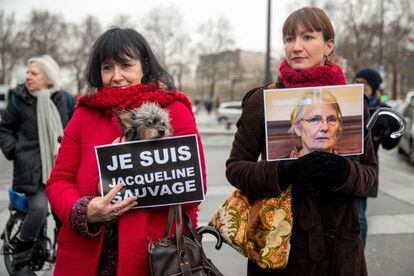 Dos mujeres sostienen mensajes de apoyo a Jacqueline Sauvage durante una manifestaci&oacute;n por su indulto el 23 de enero.