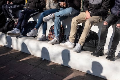 Adolescentes durante el recreo, en el parque Comunidades de Alcorcón, Madrid.