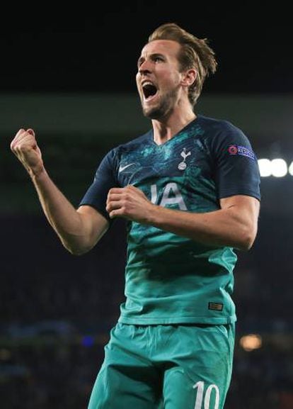 Harry Kane celebra el segundo gol del Tottenham en Eindhoven.