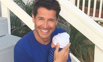 Jaime Cantizano con su hijo este lunes.