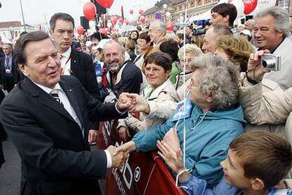 Schröder saluda a sus partidarios en la celebración del 15º aniversario de la reunificación, ayer cerca de Berlín.
