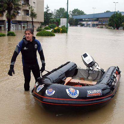 Un ertzaina en una de las carreteras de Getxo inundadas durante el fin de semana