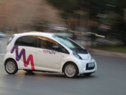 Un coche eléctrico de Emov circulando por Madrid.