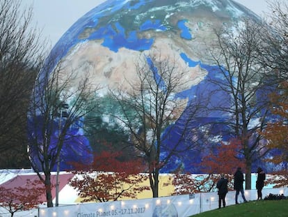 Globo terráqueo en el Rheinaue park de Bonn donde tuvo lugar la COP23.