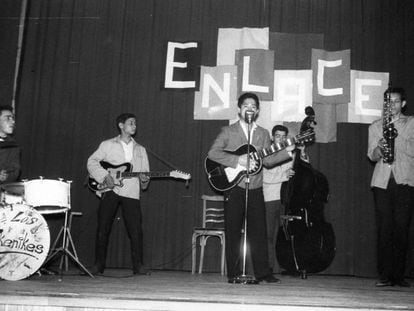 Los Pekenikes actuando en la revista 'Enlace', en el colegio Sagrada Familia, en 1960.