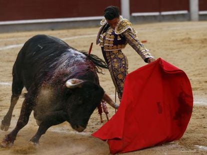 Alberto Aguilar durante la faena con su quinto toro, al que cort&oacute; una oreja. 