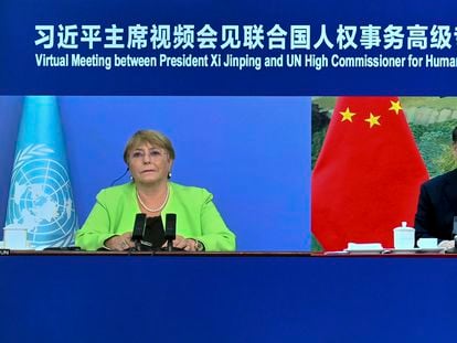 La alta comisionada para los derechos humanos de la ONU, Michelle Bachelet, y el presidente chino, Xi Xinping, durante su reunión telemática este miércoles.