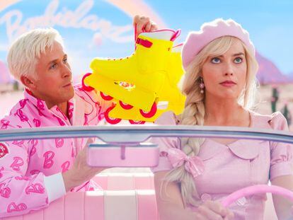 Ryan Gosling y Margot Robbie en una escena de la película 'Barbie'.
