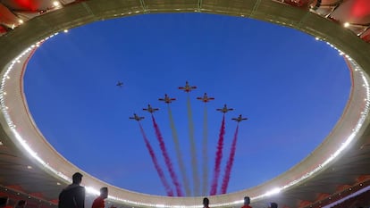 La Patrulla Águila sobrevuela el Wanda Metropolitano el 16 de septiembre de 2017, día de su inauguración. 