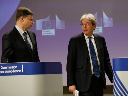 El vicepresidente de la Comisión Valdis Dombrovskis (izquierda) y el comisario de Economía, Paolo Gentiloni, este miércoles en Bruselas.