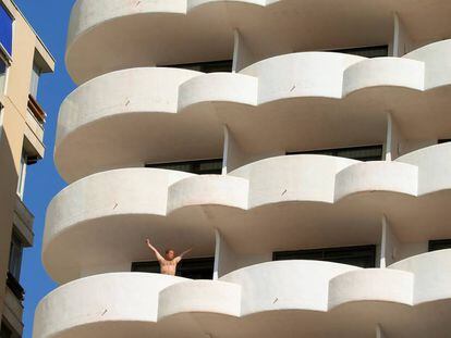 Un turista en la terraza de un hotel en Palma.