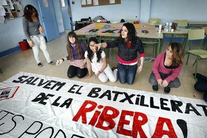 Alumnas del IES La Riebera de Montcada i Rexach, ayer preparando pancartas para la protesta de hoy.