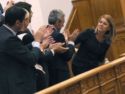 Cospedal agradece los aplausos tras el debate del estado de la regi&oacute;n. 