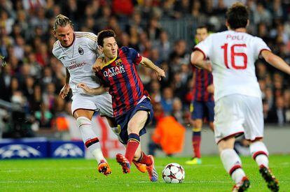 Lionel Messi intenta escapar-se de Mexès, que l'aferra per l'espatlla, en un partit de la fase de grups de la Lliga de Campions a finals del 2013.
