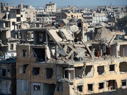 Imagen de edificios destruidos en Raqa, la antigua capital del autodenominado Estado Islámico, en el norte de Siria. 