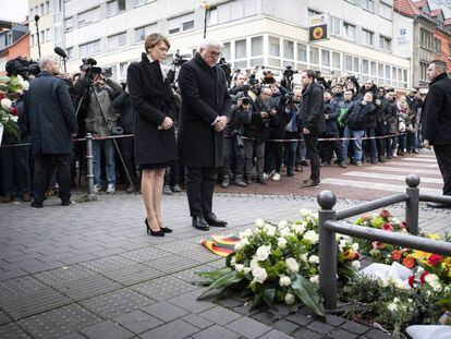 El presidente alemán, Frank-Walter Steinmeier, y su esposa, Elke Büdenbender, en un homenaje a las víctimas, este jueves en Hanau.