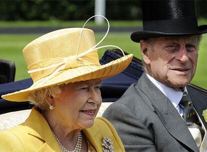 La reina Isabel y su marido, Felipe de Edimburgo, han inaugurado como todos los años la jornada hípica. La reina se ha vestido de amarillo y el duque, el tradicional chaqué gris.