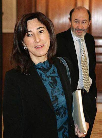 El ministro de Interior, Alfredo Pérez Rubalcaba, junto con la diputada de EA Begoña Lasagabaster, a su llegada al Congreso de los Diputados.