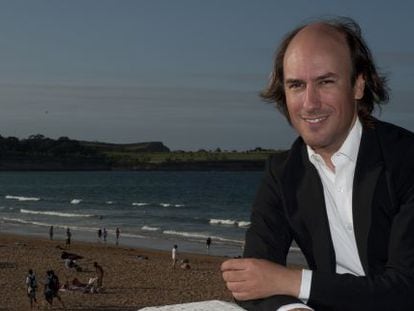 El músico gallego Carlos Nuñez, en la playa del Sardinero, Santander