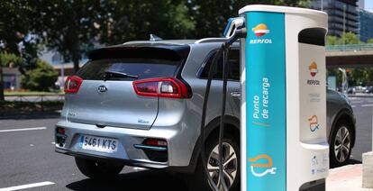 Vehículo de Kia en un punto de recarga eléctrica de Repsol.