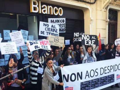 Treballadors de Blanco a la Corunya, durant una protesta contra l'última onada d'acomiadaments a la cadena.