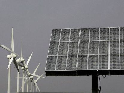 Molinos aerogeneradores junto a un panel de energía fotovoltáica.
