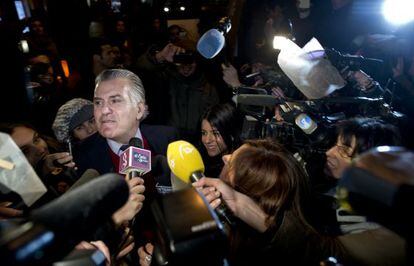 El extesorero Luis Bárcenas llega a su domicilio rodeado de periodistas tras abandonar la cárcel.
