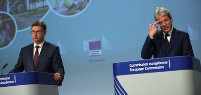 El vicepresidente económico de la Comisión, Valdis Dombrovskis, y el comisario económico, Paolo Gentiloni.