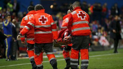 Tiago es sacado en camilla tras lesionarse ante el Espanyol. 