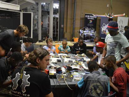 Uno de los talleres para familiarizar a los m&aacute;s j&oacute;venes con la electr&oacute;nica en la Maker Faire Africa 2014.