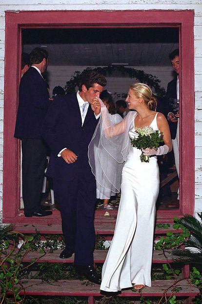 El minimalista Narciso Rodriguez que Carolyn Bessette lució en su boda con John John Kennedy se convirtió en un símbolo de los 90 y marcó un antes y un después en la moda nupcial.
