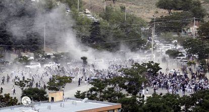 La gente corre tras el ataque en un funeral este s&aacute;bado en Kabul. 