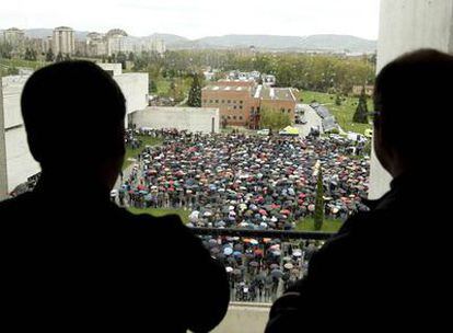 Cientos de personas se han reunido este mediodía en la explanada de la Universidad de Navarra para repudiar el atentado con coche bomba que la banda terrorista llevó a cabo el jueves